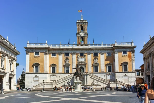 ROME, ITALIE - 23 JUIN 2017 : Des gens devant les musées du Capitole à Rome — Photo