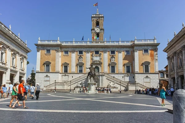 ROME, ITALIE - 23 JUIN 2017 : Des gens devant les musées du Capitole à Rome — Photo