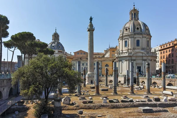 Rome, İtalya - 23 Haziran 2017: Trajan sütunu ve Roma şehrinin forumda görünümünü şaşırtıcı