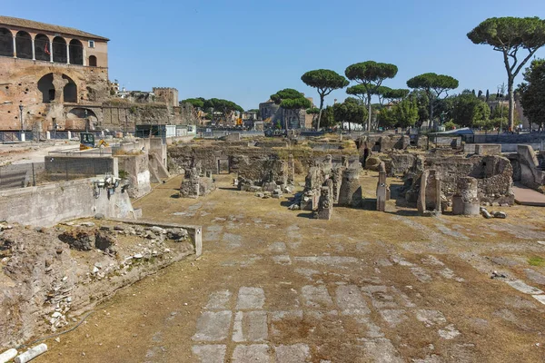 Rome, İtalya - 23 Haziran 2017: Trajan Forumu Roma şehir görünümünü şaşırtıcı — Stok fotoğraf