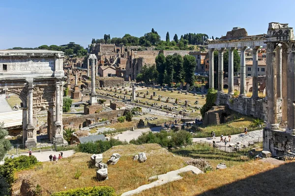 РИМ, ИТАЛИЯ - 23 ИЮНЯ 2017: Руины Септимия Севера Арка и Римский форум в городе Рим — стоковое фото