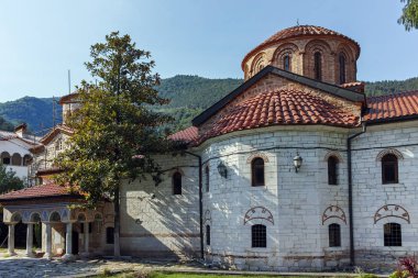 Bachkovo Manastırı, Bulgaristan - 23 Ağustos 2017: Eski binalarda Ortaçağ Bachkovo Manastırı