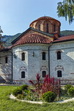 Bachkovo Manastırı, Bulgaristan - 23 Ağustos 2017: Eski binalarda Ortaçağ Bachkovo Manastırı