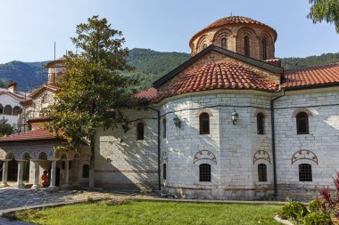 Bachkovo Manastırı, Bulgaristan - 23 Ağustos 2017: Eski binalarda Ortaçağ Bachkovo Manastırı