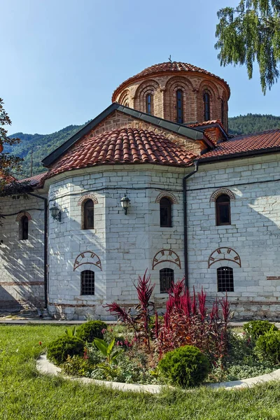 Bachkovo Manastırı, Bulgaristan - 23 Ağustos 2017: Eski binalarda Ortaçağ Bachkovo Manastırı