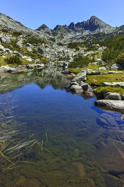 Pemandangan luar biasa dengan danau Valyavishki dan puncak Dzhangal, Pirin Mountain — Stok Foto