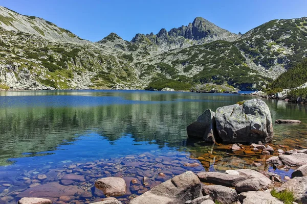 Pemandangan luar biasa dengan danau Valyavishki dan puncak Dzhangal, Pirin Mountain — Stok Foto