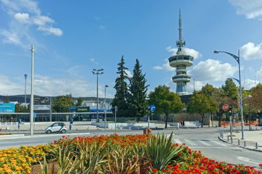 Thessaloniki, Yunanistan - 30 Eylül 2017: Ote Tower ve çiçekler önünde yılında şehrin Thessaloniki, Yunanistan