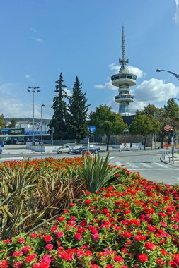 Thessaloniki, Yunanistan - 30 Eylül 2017: Ote Tower ve çiçekler önünde yılında şehrin Thessaloniki, Yunanistan