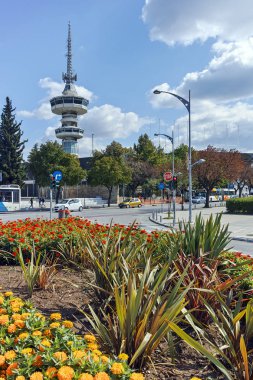 Thessaloniki, Yunanistan - 30 Eylül 2017: Ote Tower ve çiçekler önünde yılında şehrin Thessaloniki, Yunanistan