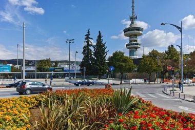 Thessaloniki, Yunanistan - 30 Eylül 2017: Ote Tower ve çiçekler önünde yılında şehrin Thessaloniki, Yunanistan