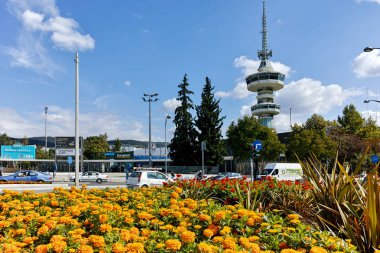 Thessaloniki, Yunanistan - 30 Eylül 2017: Ote Tower ve çiçekler önünde yılında şehrin Thessaloniki, Yunanistan