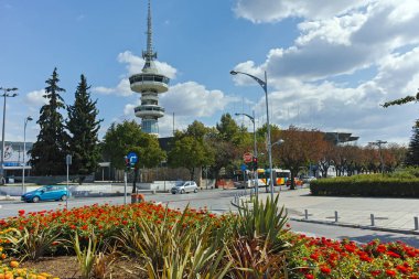 Thessaloniki, Yunanistan - 30 Eylül 2017: Ote Tower ve çiçekler önünde yılında şehrin Thessaloniki, Yunanistan