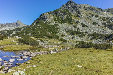 Prevalski göl ve Dzhangal tepe, Pirin Dağı ile muhteşem manzara