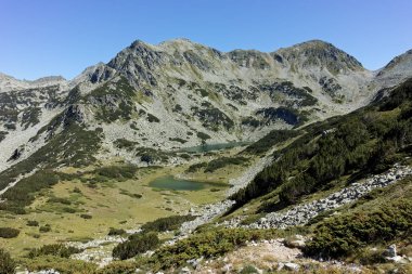 Prevalski göl ve Valyavishki Kınalı tepe, Pirin Dağı ile manzara