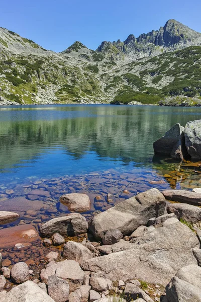 Increíble paisaje con gran lago Valyavishko y pico Dzhangal, montaña Pirin — Foto de Stock