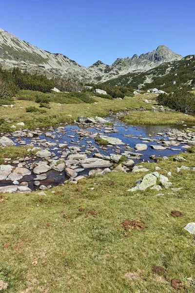 Niesamowity krajobraz z jeziorami Prevalski i Dzhangal szczyt, góry Pirin — Zdjęcie stockowe