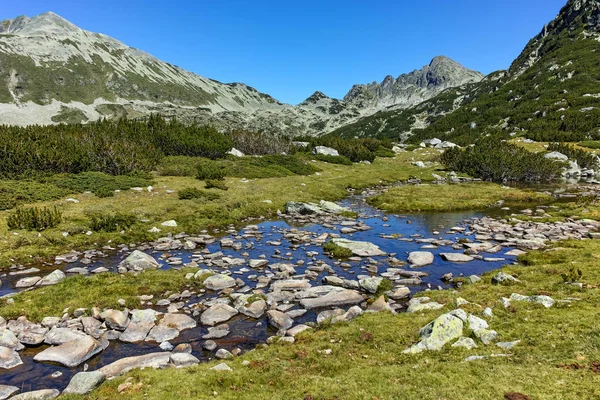 Úžasná krajina s Prevalski jezer a Dzhangal peak, pohoří Pirin — Stock fotografie