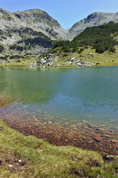 令人惊异全景 Prevalski 湖泊与 Mozgovishka 通行证，皮林山 — 图库照片