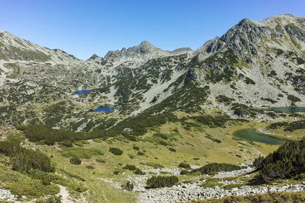 Pemandangan luar biasa dengan danau Prevalski dan puncak Dzhangal, Pirin Mountain — Stok Foto