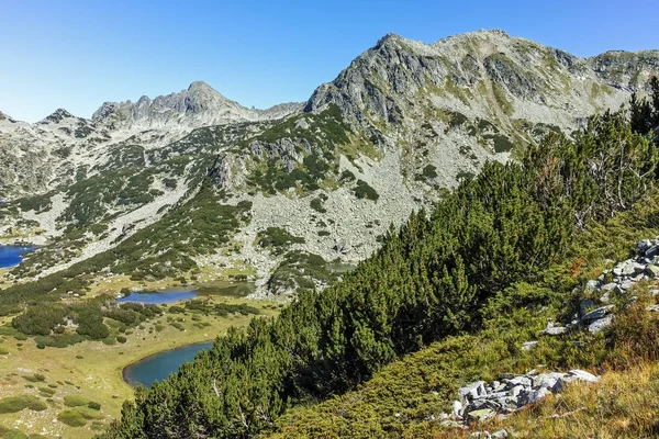Fantastiska Panorama med Prevalski sjöar och Valyavishki berghöna peak, Pirin berget — Stockfoto