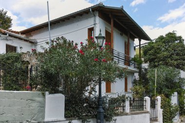 Xanthi, Yunanistan - 23 Eylül 2017: Tipik sokak ve eski evde Xanthi, Yunanistan'ın eski şehir