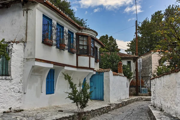 Xanthi, 그리스의 오래 된 마에서 Xanthi, 그리스-9 월 23 일, 2017: 전형적인 거리 오래 된 집 — 스톡 사진