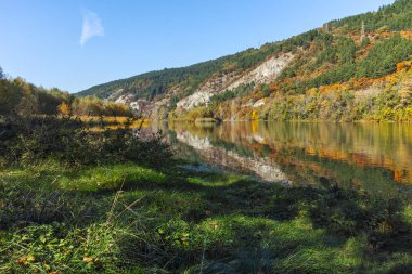 Pancharevo Gölü, Sofya şehir bölgesi sonbahar manzara şaşırtıcı