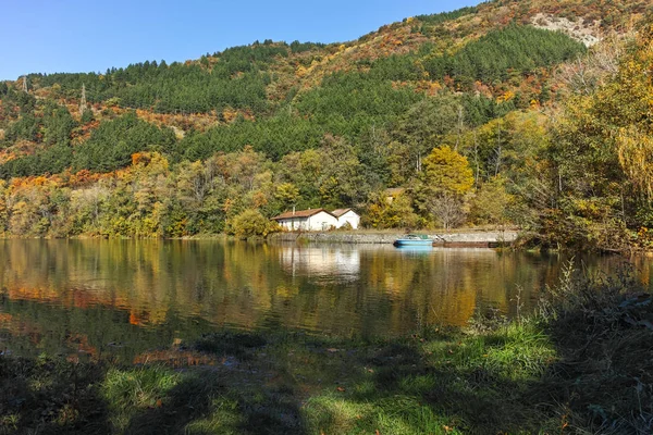Increíble paisaje otoñal del lago Pancharevo, ciudad de Sofía Región — Foto de Stock