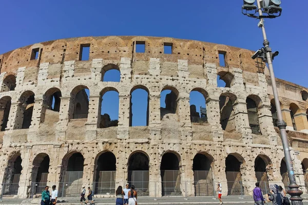 ROMA, ITÁLIA - 23 DE JUNHO DE 2017: Pessoas em frente ao Coliseu na cidade de Roma — Fotografia de Stock