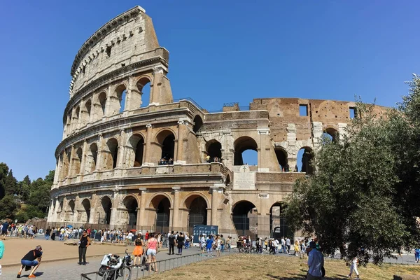 Rzym, Włochy - 23 czerwca 2017: Ludzi przed Koloseum w Rzymie — Zdjęcie stockowe
