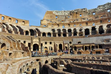 Rome, İtalya - 24 Haziran 2017: insanlar Roma Colosseum parçası içinde ziyaret