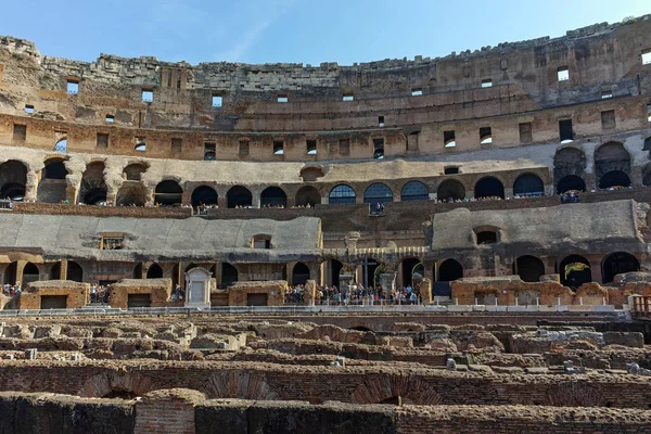 ROMA, ITALIA - 24 GIUGNO 2017: persone che visitano parte del Colosseo di Roma — Foto Stock