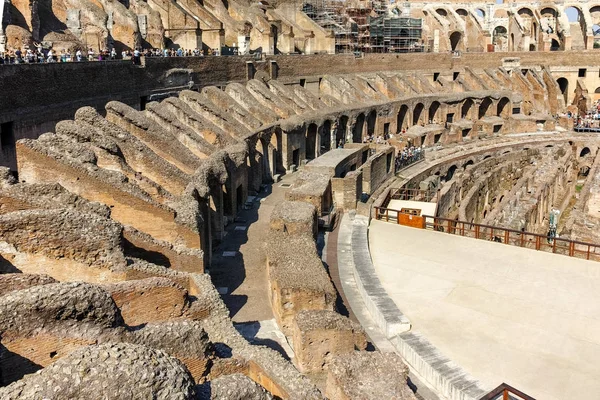 ROME, ITALIEN - JUNI 24, 2017: Folk besøger inde i en del af Colosseum i byen Rom - Stock-foto