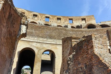 Rome, İtalya - 24 Haziran 2017: insanlar Roma Colosseum parçası içinde ziyaret