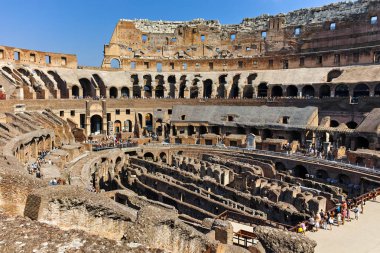 Rome, İtalya - 24 Haziran 2017: insanlar Roma Colosseum parçası içinde ziyaret