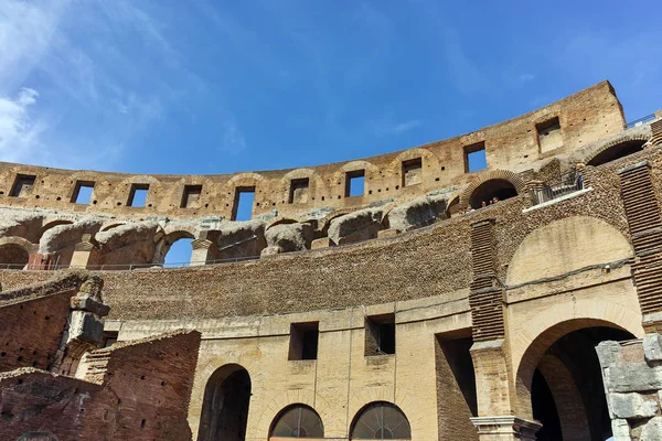 Rom, italien - 24. juni 2017: besucher in einem teil des kolosseums in der stadt rom — Stockfoto