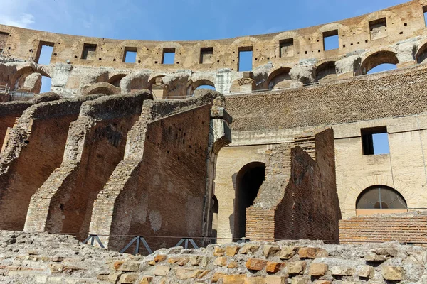 ROMA, ITALIA - 24 GIUGNO 2017: persone che visitano parte del Colosseo di Roma — Foto Stock