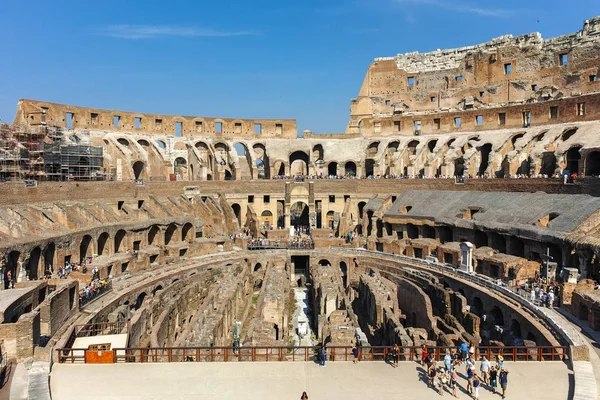 ROMA, ITALIA - 24 GIUGNO 2017: persone che visitano parte del Colosseo di Roma — Foto Stock