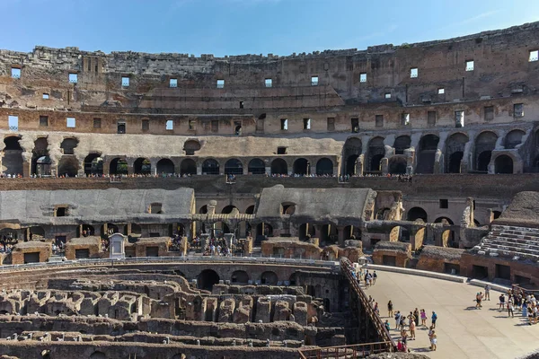 ROMA, ITALIA - 24 DE JUNIO DE 2017: Personas que visitan parte del Coliseo en la ciudad de Roma — Foto de Stock