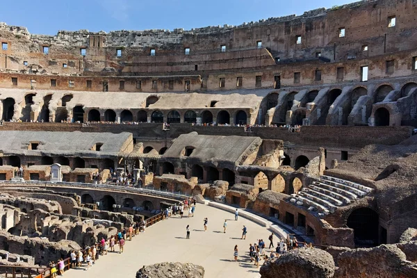 ROMA, ITÁLIA - JUNHO 24, 2017: Pessoas que visitam parte do Coliseu na cidade de Roma — Fotografia de Stock