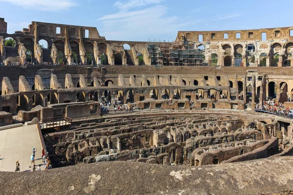 Rome, İtalya - 24 Haziran 2017: insanlar Roma Colosseum parçası içinde ziyaret — Stok fotoğraf