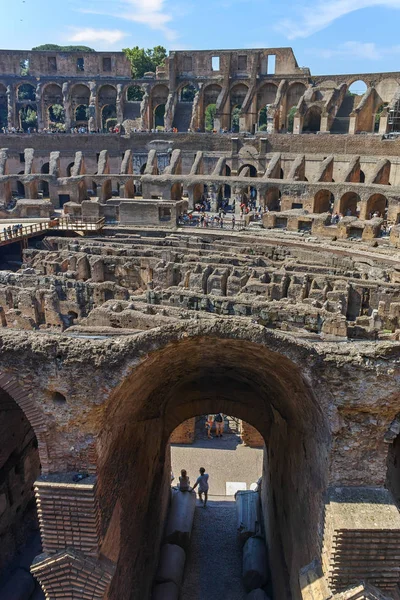 Rom, Italien - 24 juni 2017: Personer som besöker släpper en del av Colosseum i Rom — Stockfoto