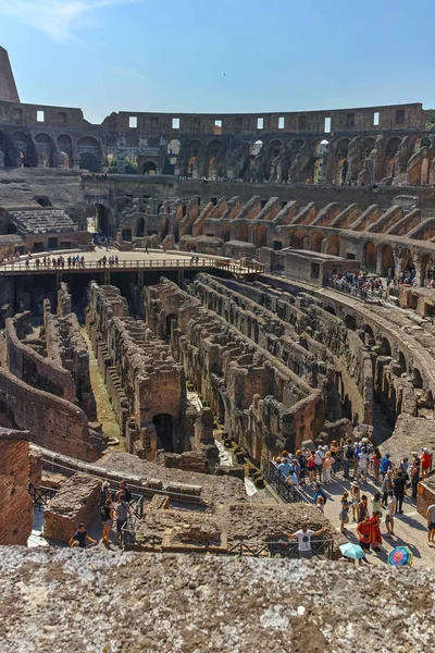 Rome, Italië - 24 juni, 2017: Mensen bezoeken binnen deel van Colosseum in de stad Rome — Stockfoto