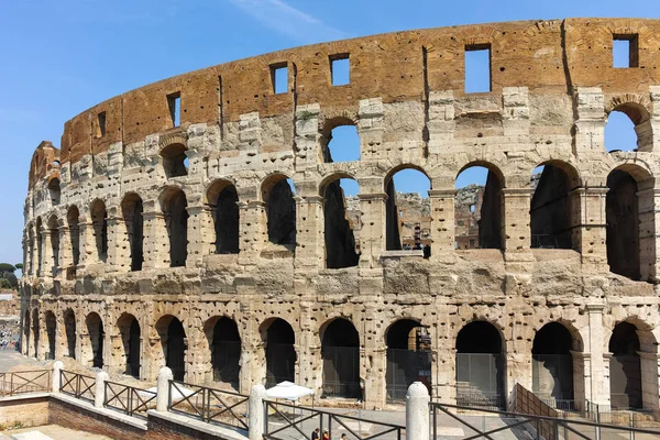 Rome, İtalya - 24 Haziran 2017: İnsanların önünde Roma Colosseum — Stok fotoğraf