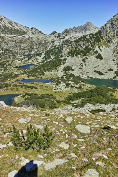 Úžasné Panorama s Prevalski jezer a Dzhangal peak, pohoří Pirin — Stock fotografie