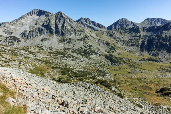 Paesaggio incredibile con Kamenitsa, Yalovarnika, I piedi e le cime delle bambole, Pirin Mountain — Foto Stock