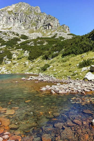 Pemandangan menakjubkan dengan puncak Dzhangal dan danau Samodivski, Pirin Mountain — Stok Foto