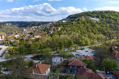 Veliko Tarnovo, Bulgaristan - 9 Nisan 2017: Panoramamic görünüm Veliko Tarnovo şehir,