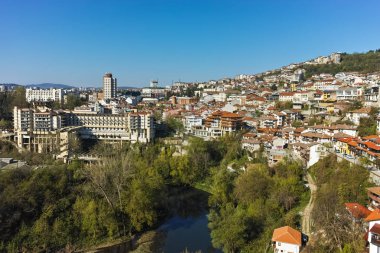 Veliko Tarnovo, Bulgaristan - 9 Nisan 2017: Panoramamic görünüm Veliko Tarnovo şehir,